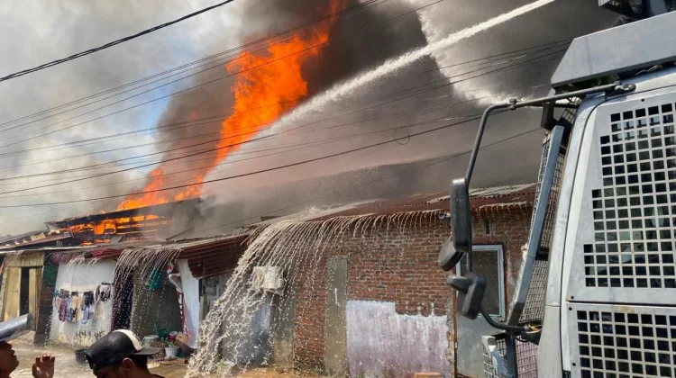 Kebakaran di Kampong Jawa Lama, Polisi Turunkan Water Cannon