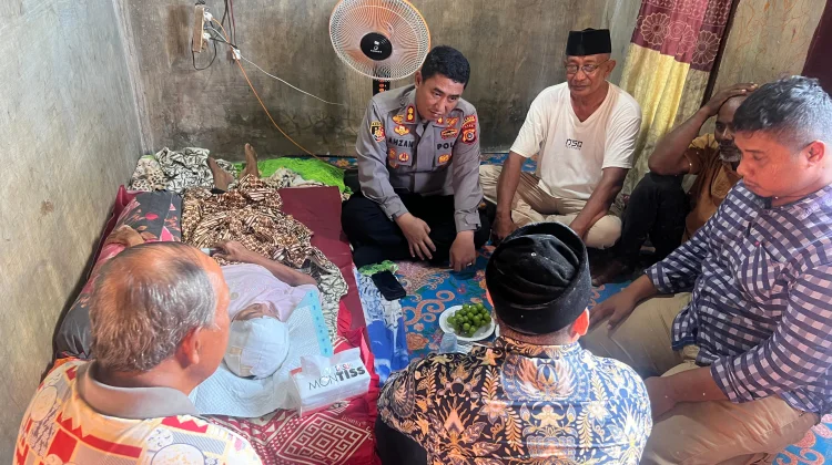 Kapolres Lhokseumawe Serahkan Bantuan ke Penderita Kanker Otak