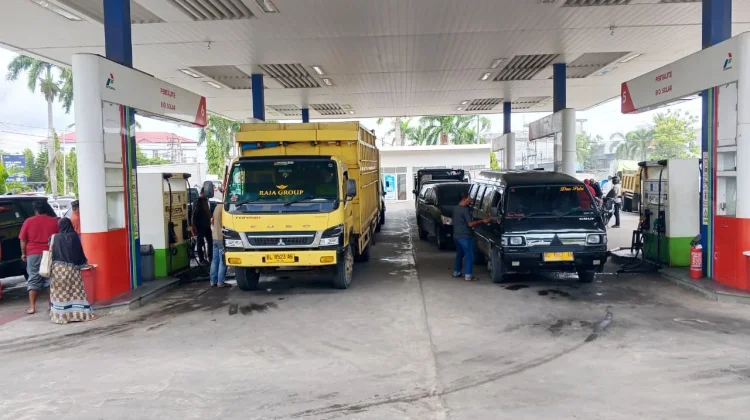 Antrian Panjang Kendaraan Solar Terjadi di SPBU Kuta Blang Lhokseumawe