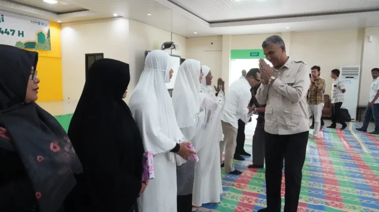Rektor Unimal Lepas dan Peusijuk Jamaah Haji