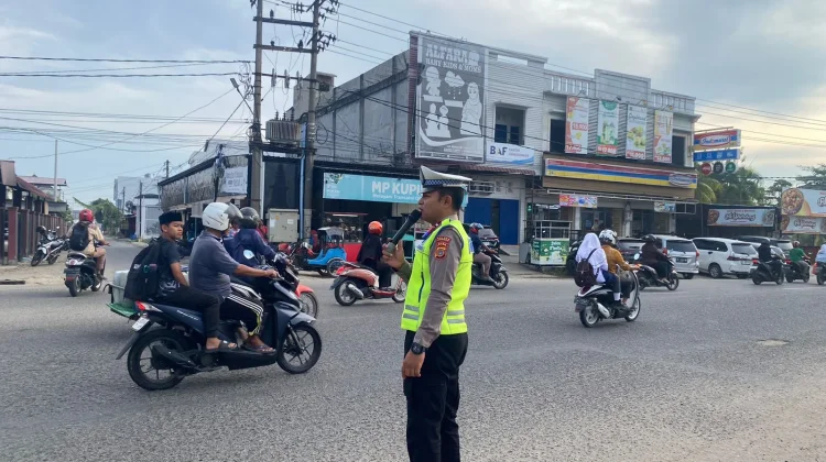 Inilah Cara Unik Polantas Lhokseumawe Beri Edukasi Keselamatan Jalan Setiap Pagi