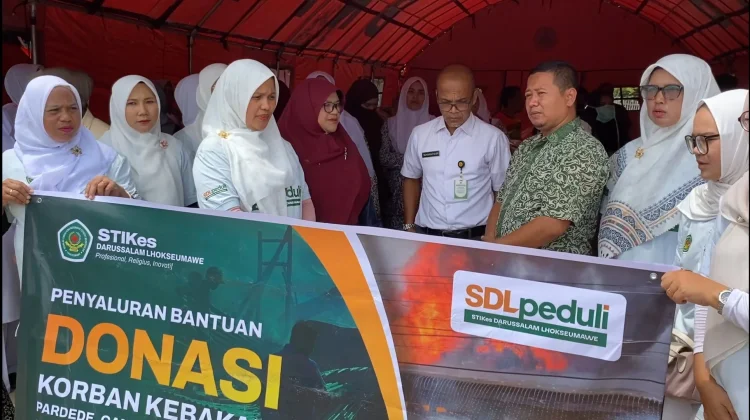 STIKES Darussalam Salurkan Bantuan ke Korban Kebakaran Kampong Jawa Lama