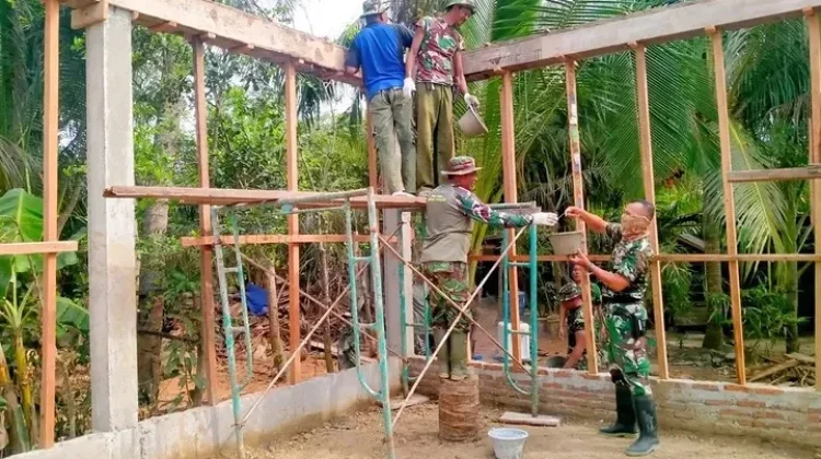Personel Kodim 0103/Aut Bahu-Membahu Bangun Balai Yayasan Mistahul Jannah