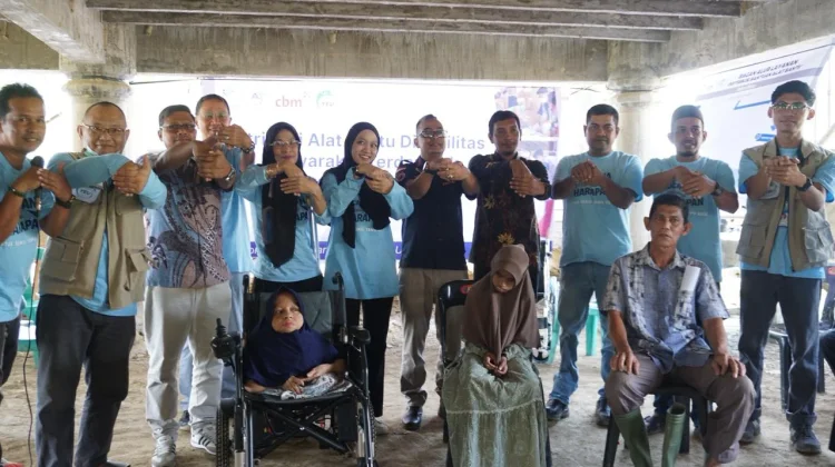 Penyandang Disabilitas di Aceh Utara Terima Alat Bantu Pascabencana