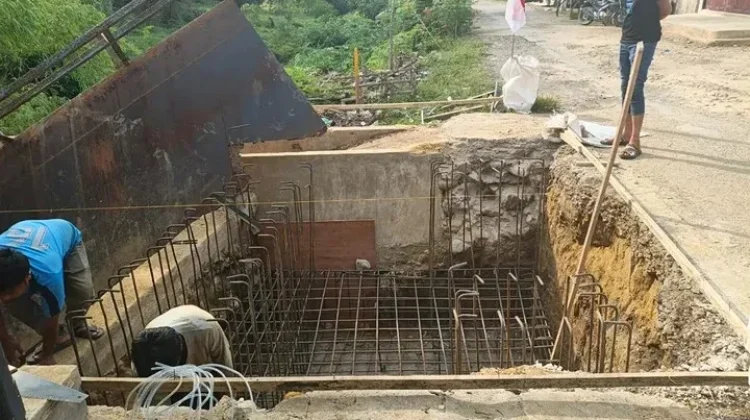 Babinsa Kuta Makmur Pantau Pembangunan Jembatan Perintis di Blang Gurah