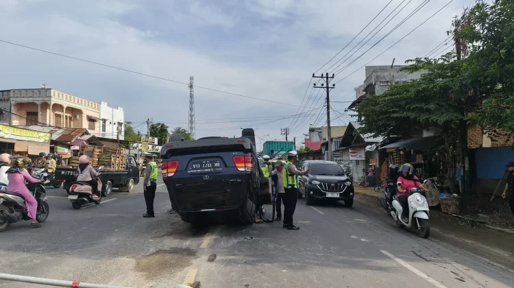 Laka Tunggal, Toyota Land Cruiser Terbalik usai Hilang Kendali