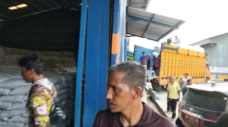 Puluhan Buruh Angkut Sibuk Bongkar Muat Beras di Gudang Bulog Lhokseumawe
