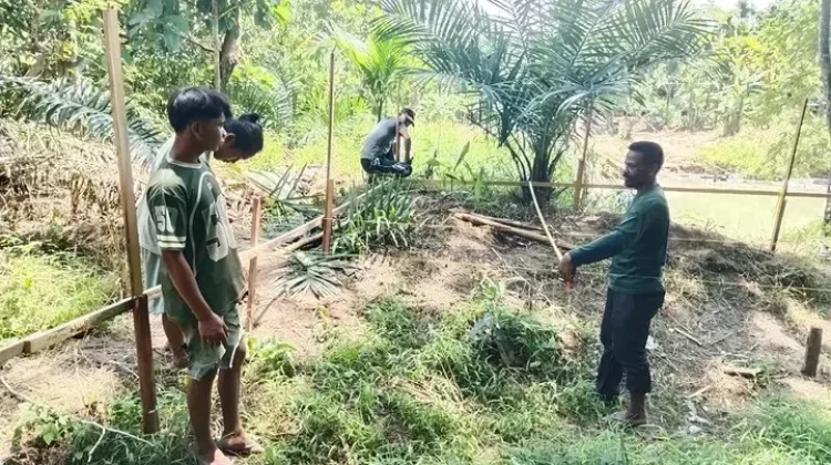 Babinsa Tanah Luas Pantau Pembangunan Jembatan Perintis Garuda