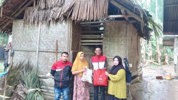 PDI Perjuangan Bantu Razma yang  Tinggal di Rumah Reyot