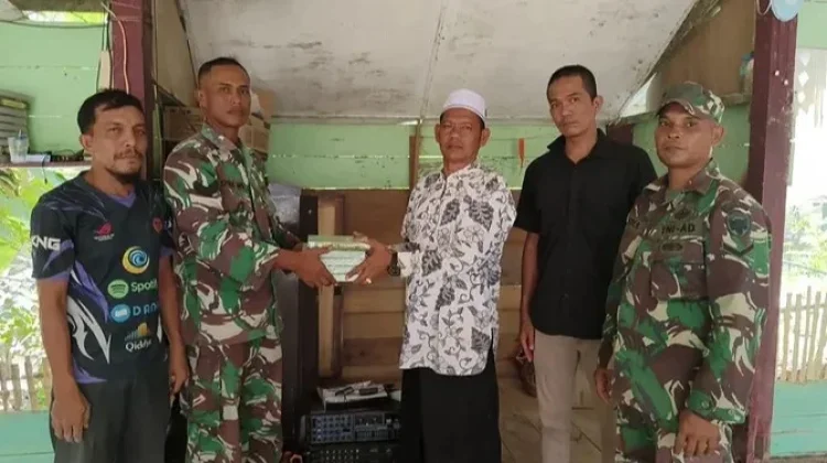 Babinsa Koramil 14/TJA Salurkan Wakaf Al-Qur'an Kasad ke Dayah di Aceh Utara