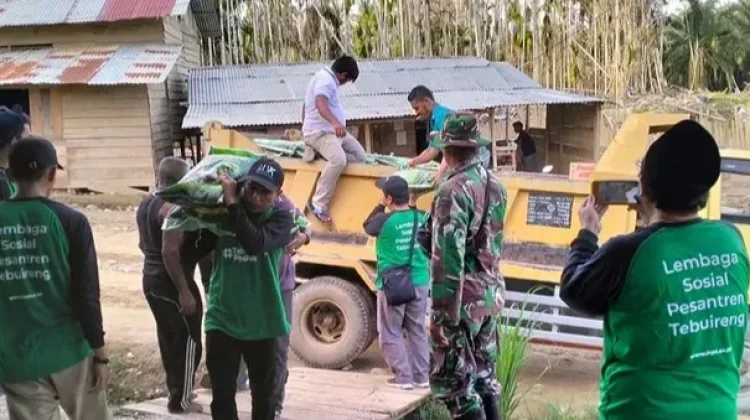 Babinsa Langkahan Dampingi Penyaluran Bantuan untuk Warga Lubuk Pusaka