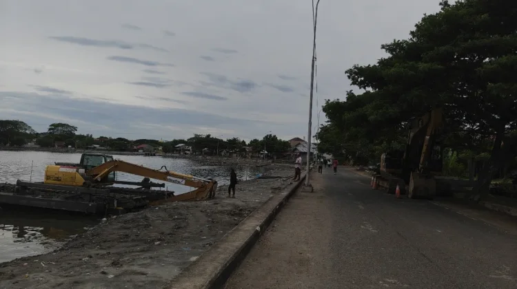 Alat Berat Masih Beroperasi dalam Pembersihan Waduk