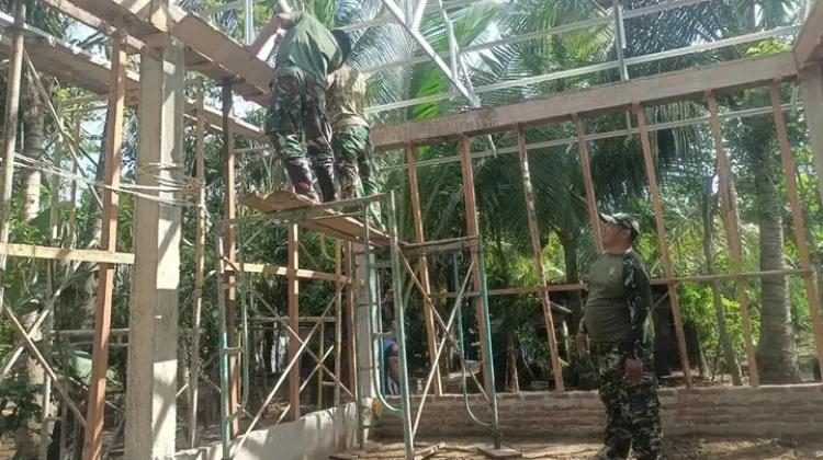 Personel Kodim dan Koramil Bangun Balai Yayasan Mistahul Jannah