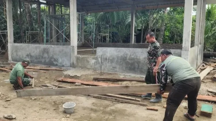 Bangun Sarana Keagamaan, Koramil Dewantara Pimpin Langsung Pembangunan Balai