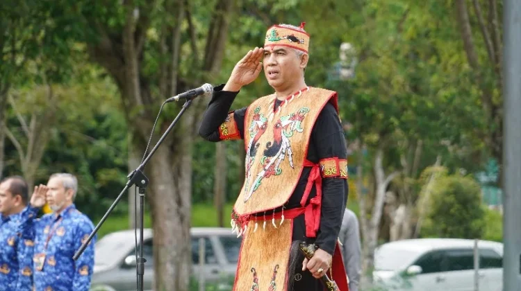Upacara Harkitnas ke-118, Rektor Unimal Kenakan Pakaian Adat Dayak Kalimantan