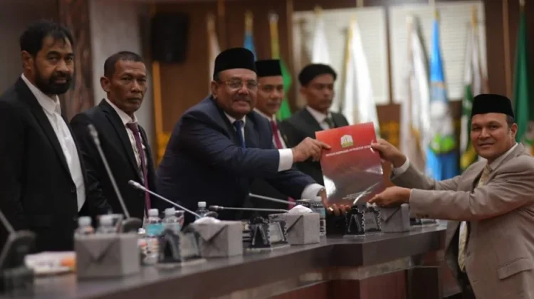 Gubernur Aceh Hadiri Paripurna DPRA Penyampaian Rekomendasi LKPJ 2025