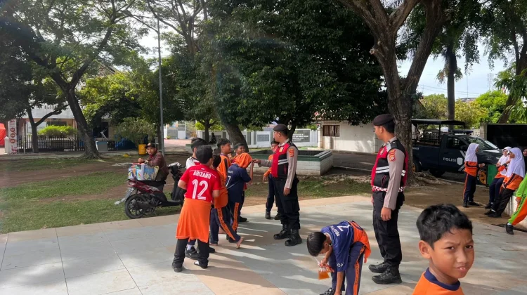 Polisi Ajak Pelajar Olahraga Sambil Kenalkan Tugas Kepolisian di Lapangan Hiraq