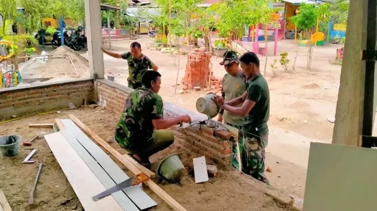 Personel TNI Turun Langsung dalam Pembangunan Balai Yayasan Mistahul Jannah