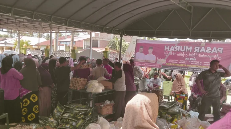 Meunasah Mesjid Peunteut Ramai Dikunjungi Warga saat Pasar Murah