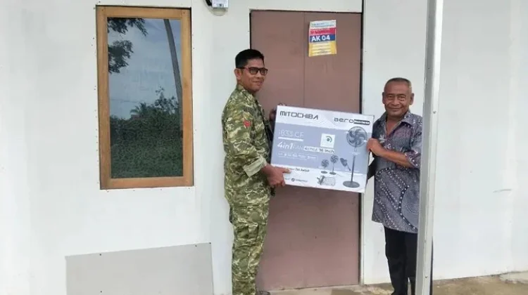 Babinsa Langkahan Salurkan Bantuan Logistik BNPB Bagi Warga Huntara Langkahan