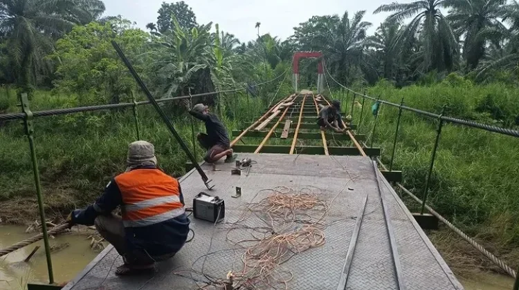 Babinsa Koramil Cot Girek Pantau Pemasangan Plat Lantai Jembatan Ara–Dayah