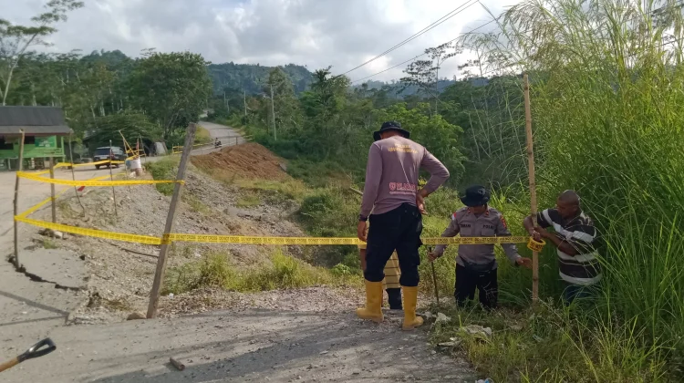 Polsubsektor Nisam antara Pasang Rambu Peringatan di Jalur Rawan Longsor