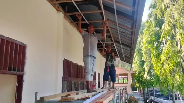 Babinsa Kodim 0103/Aceh Utara Kawal Rehabilitasi SD Negeri 4 Muara Dua Lhokseumawe