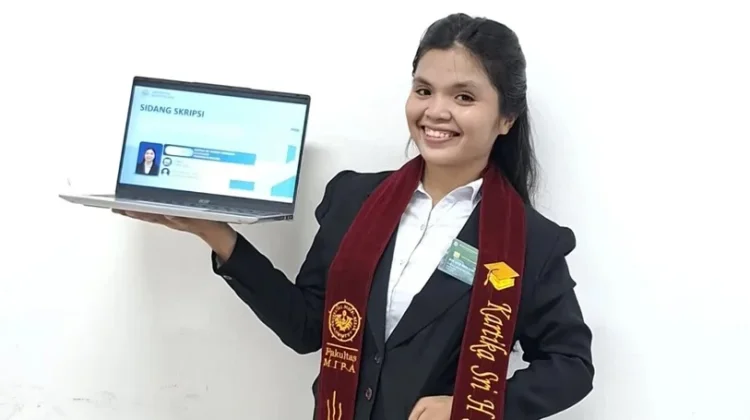 Kartika Simbolon Raih Gelar Sarjana, Kisah Perjuangannya Viral