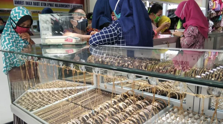 Tahun Ajaran Baru dan Idul Adha Picu Ramainya Penjualan Emas di Lhokseumawe