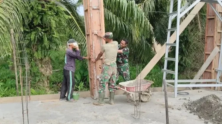 Danramil Pantau Langsung Tahap Pengecoran Tiang Mushola Ali Imran