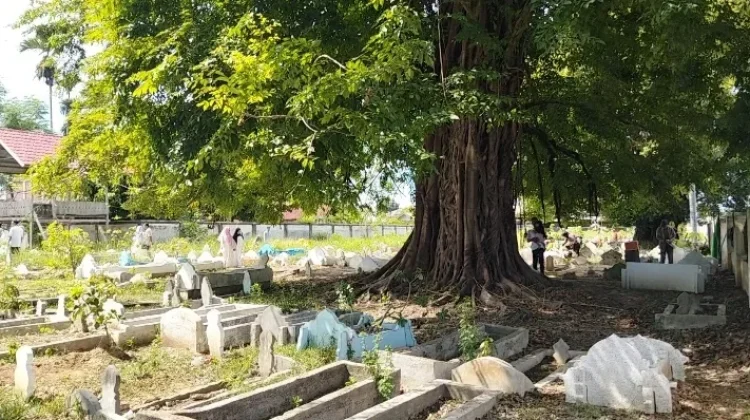 Haru Ziarah Kubur Warnai Hari Raya Idul Adha