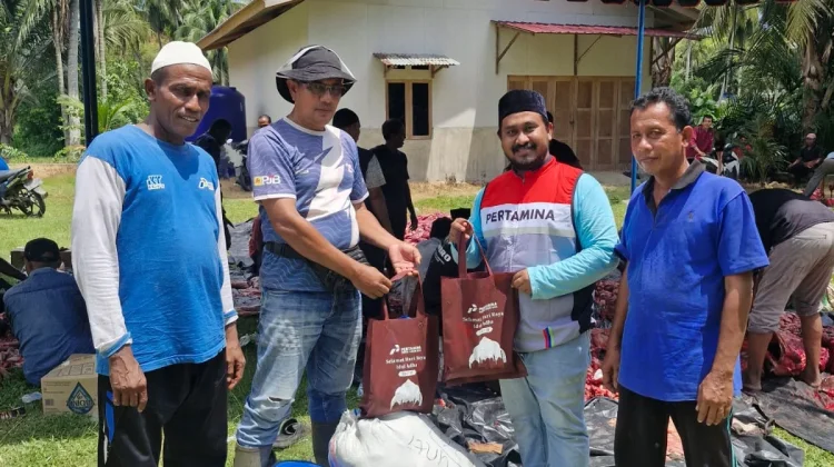 Wujud Kepedulian Kepada Masyarakat sekitar, Perta Arun Gas Berbagi Daging Qurban