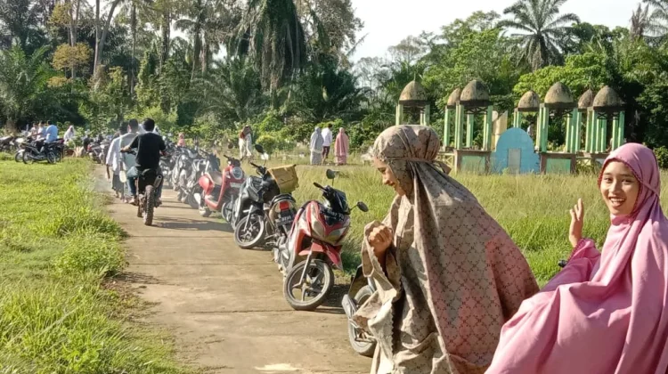 Tradisi Nyekar usai Salat Idul Adha Masih Lestari di Aceh Tamiang