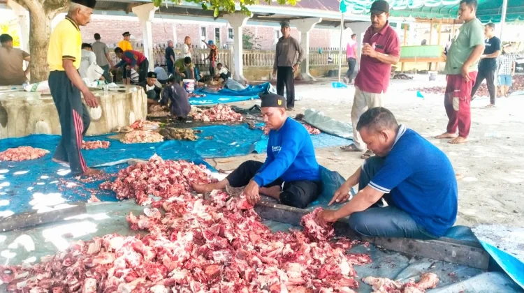BKM Masjid Besar Al-Huda Tanah Pasir Salurkan 1.360 Paket Daging Kurban ke 6 Desa