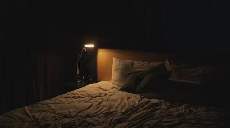 Lampu Kamar Menyala Semalaman, Apa Dampaknya bagi Kesehatan?