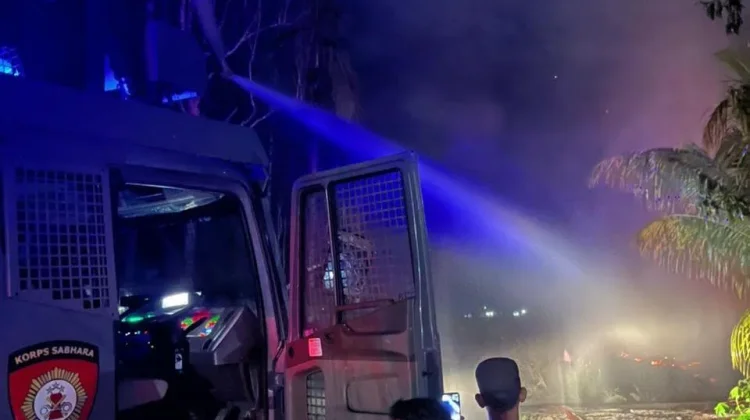 Polisi Kerahkan Water cannon Bantu Padamkan Kebakaran Tumpukan Kayu Sisa Banjir
