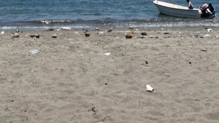 Keindahan Pantai Ujong Blang Terganggu Tumpukan Sampah