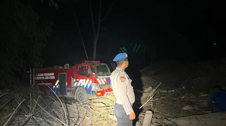 Polisi dan Damkar Lanjutkan Pendinginan Lokasi Kebakaran di Sawang
