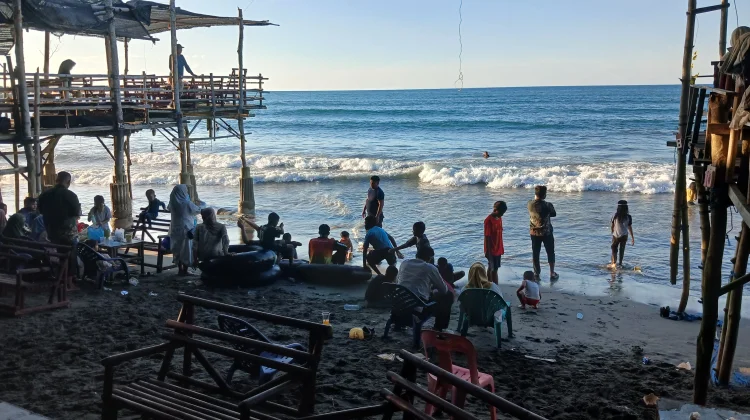 Libur Idul Adha Hari Ketiga, Pantai Ujong Blang Dipadati Pengunjung