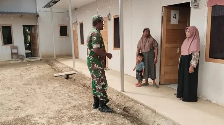Sambangi Warga Huntara, Babinsa Berikan Motivasi Kerja dan Edukasi Kesehatan