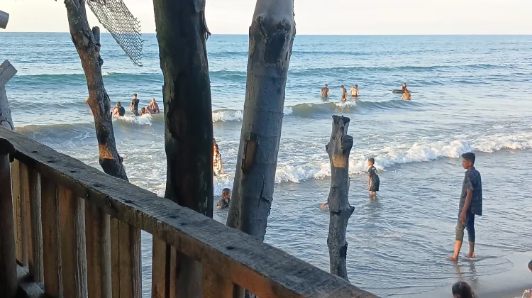 Wisatawan Lokal Nikmati Keindahan Pantai Pagi Hari di Lhokseumawe