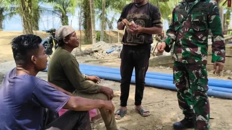 Babinsa Koramil 13/Baktiya Bangun Kedekatan dan Kepedulian Warga