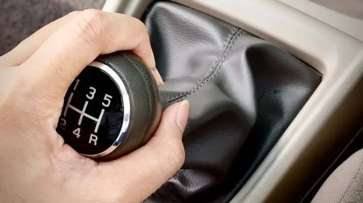 Kenapa Banyak Pengemudi Masih Bertahan dengan Mobil Transmisi Manual?
