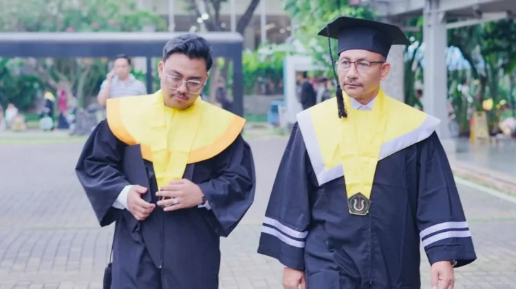 Momen Langka, Haji Uma dan Putranya Wisuda Bersama di UNAS