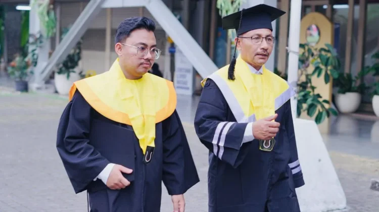 Momen Langka, Haji Uma dan Putranya Wisuda Bersama di UNAS