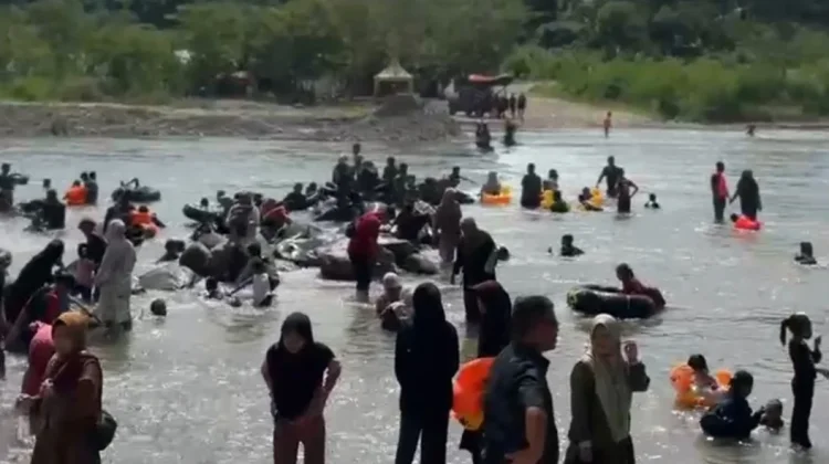 Ribuan Pengunjung Padati Pante Bahagia Paya Bakong