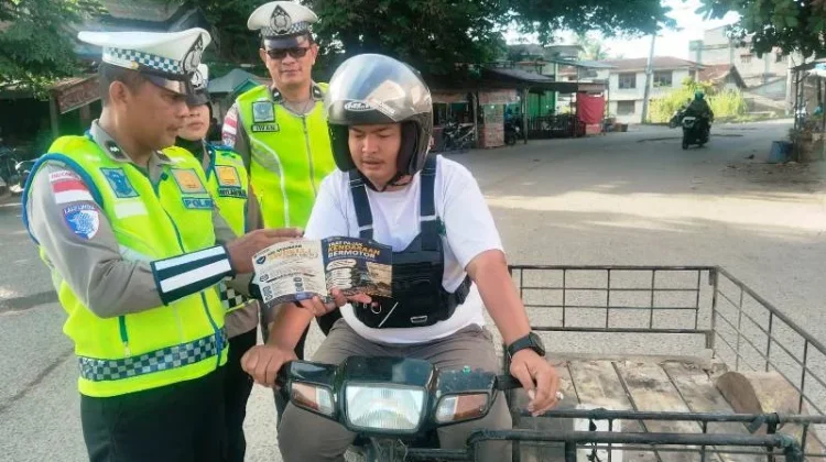 Satlantas Polres Aceh Utara Bagikan Brosur Tertib Lalu Lintas kepada Pengendara