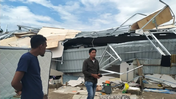 Puluhan Huntara di Langkahan Porak-Poranda Diterjang Angin Kencang