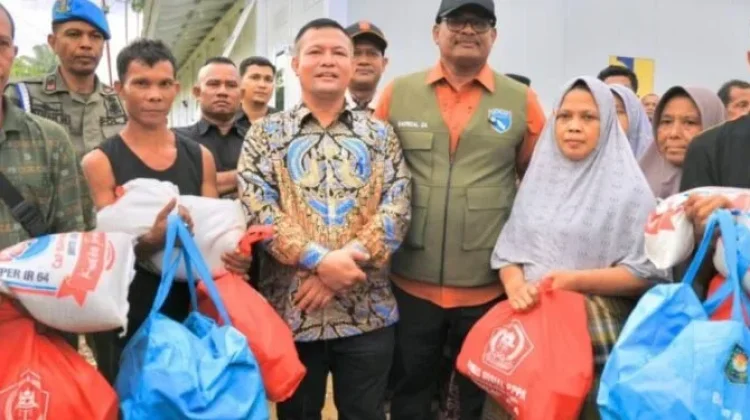58 KK Korban Cuaca Ekstrem di Langkahan Terima Bantuan