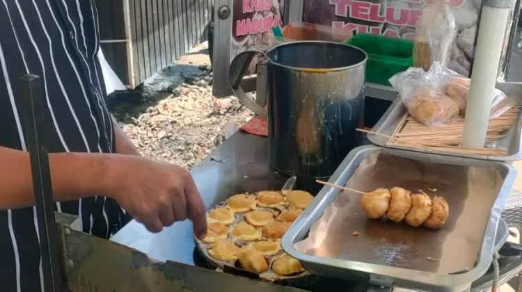 Pentol Goreng Telur Khas Madura Laris di Lhokseumawe